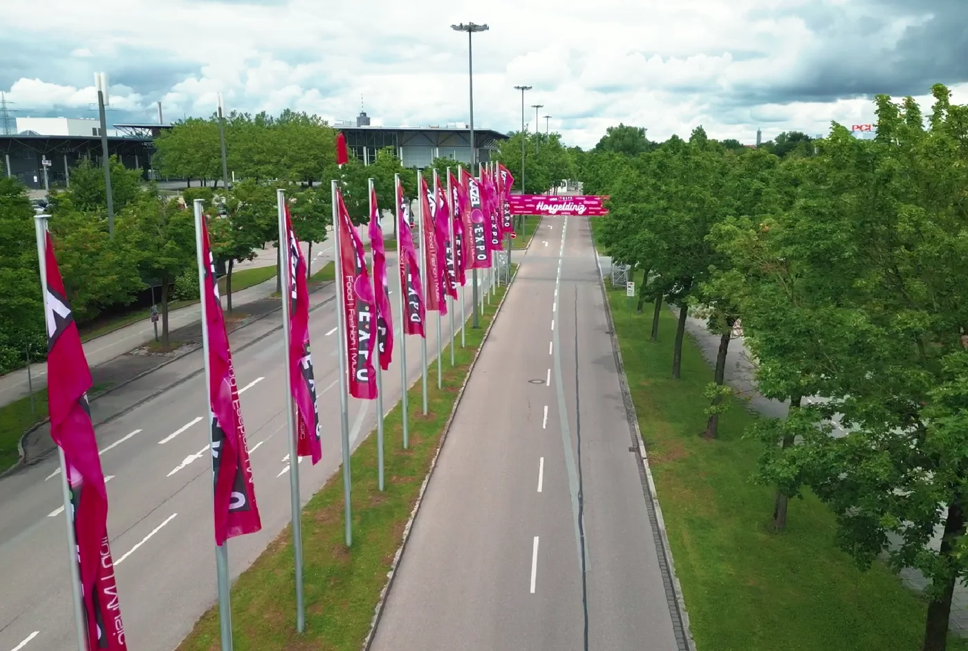 Kazel-Expo-Fahnen vor einem Veranstaltungsort