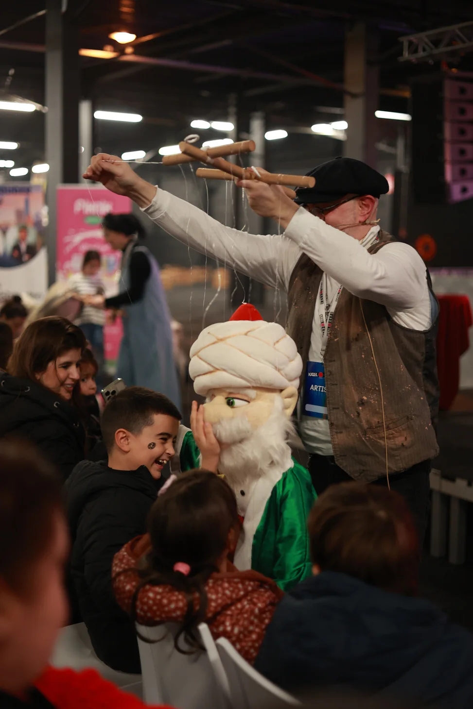 Kinder erleben eine Vorführung auf der Kazel Expo
